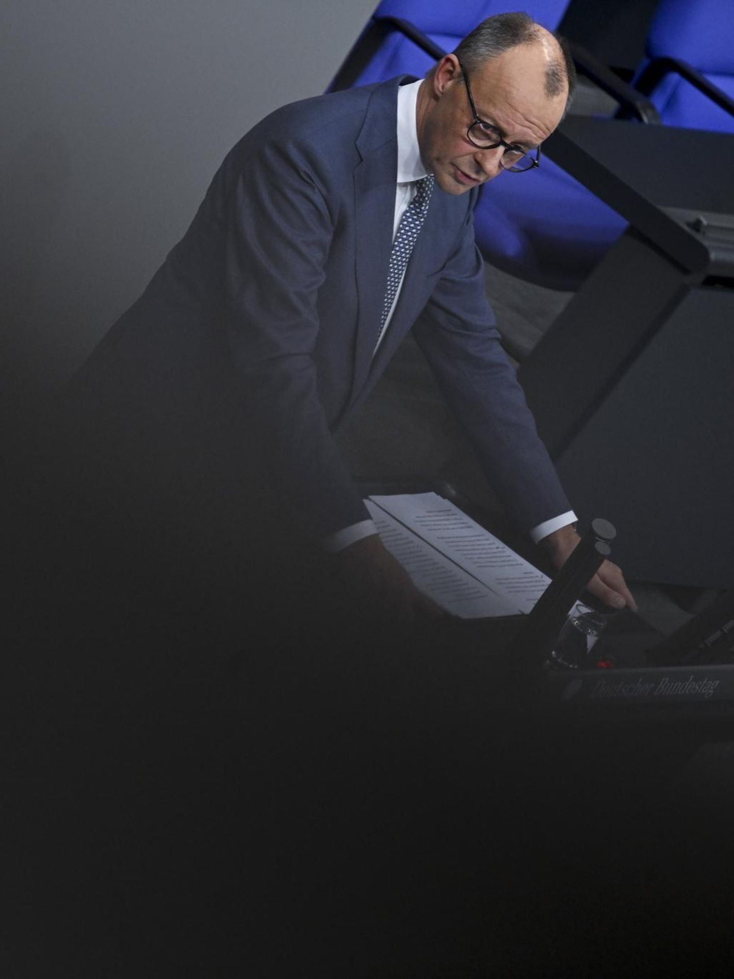Friedrich Merz steht hinter dem Pult am Bundestag