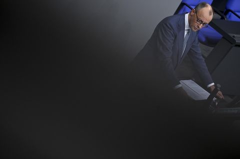 Friedrich Merz steht hinter dem Pult am Bundestag