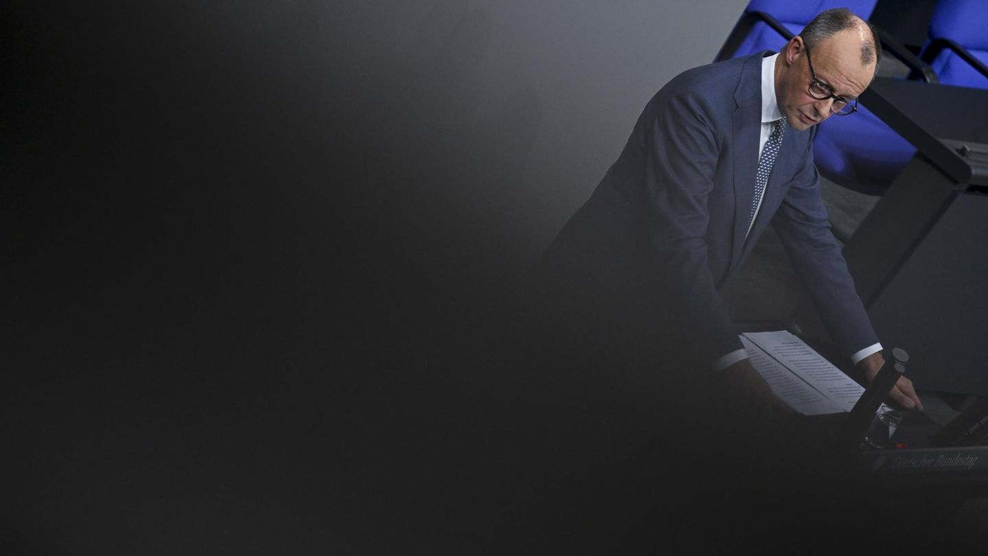 Friedrich Merz steht hinter dem Pult am Bundestag