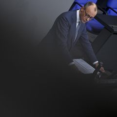 Friedrich Merz steht hinter dem Pult am Bundestag