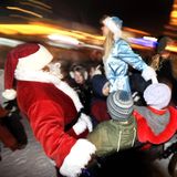 Wer die Geschenke bringt, ist auch eine Frage der Herkunft: Im Norden und Osten Deutschlands ist es der Weihnachtsmann, um Westen und Süden das Christkind. Die Namensgrenze verläuft in etwa zwischen Plauen in Sachsen und Münster in NRW