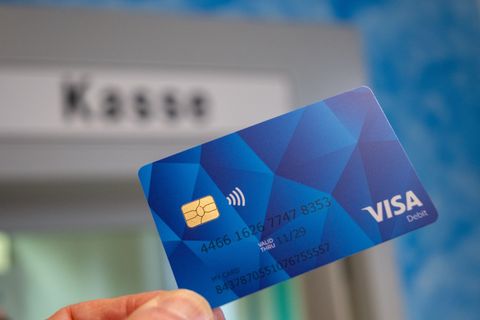 Zuständig für die Bezahlkarten sind die kreisfreien Städte und Landkreise. (Symbolbild) Foto: Harald Tittel/dpa