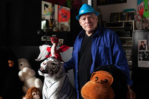 Rosa von Praunheim war als Regisseur und Autor aktiv und setzte sich für die LGBTQ+-Bewegung ein