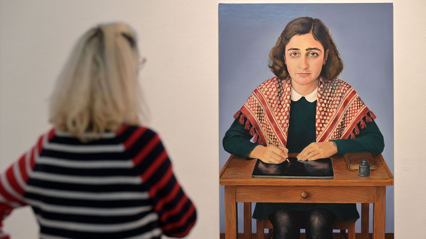 Das Bild von Anne Frank mit Kufiya ist Teil der Ausstellung "COMUNE – Das Paradox der Ähnlichkeit im Nahostkonflikt"