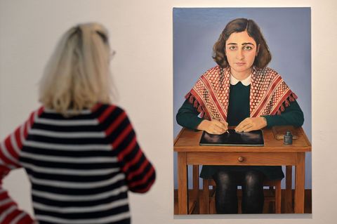 Das Bild von Anne Frank mit Kufiya ist Teil der Ausstellung "COMUNE – Das Paradox der Ähnlichkeit im Nahostkonflikt"