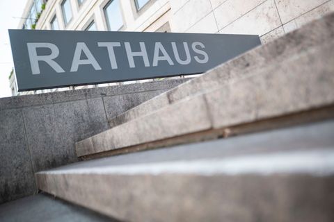 Unter anderem sollen die Hunde- und die Zweiwohnsitzsteuer hochgeschraubt werden.(Archiv) Foto: Edith Geuppert/dpa