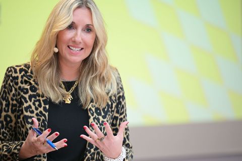 Kultusministerin Anna Stolz (Freie Wähler) sieht im Spielen von Hymnen einen "Gänsehautmoment". (Archivbild) Foto: Malin Wunderl