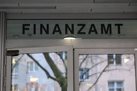 In Berlin gibt es rund zwei Dutzend Finanzämter. (Archivbild) Foto: Jens Kalaene/dpa
