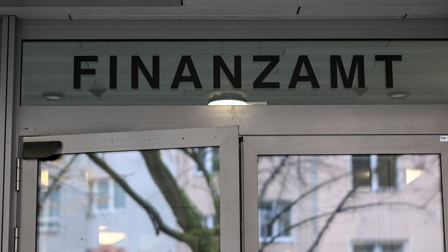 In Berlin gibt es rund zwei Dutzend Finanzämter. (Archivbild) Foto: Jens Kalaene/dpa