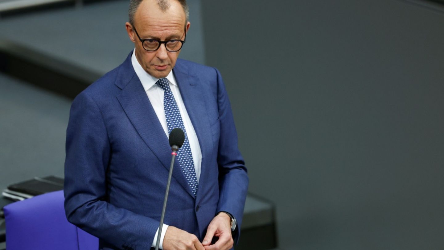 Kanzler Merz bei Fragestunde im Bundestag