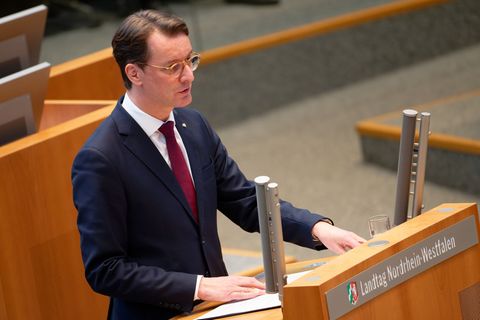 NRW-Ministerpräsident Hendrik Wüst (CDU) möchte den Menschen in der Krise Mut machen. Foto: Henning Kaiser/dpa