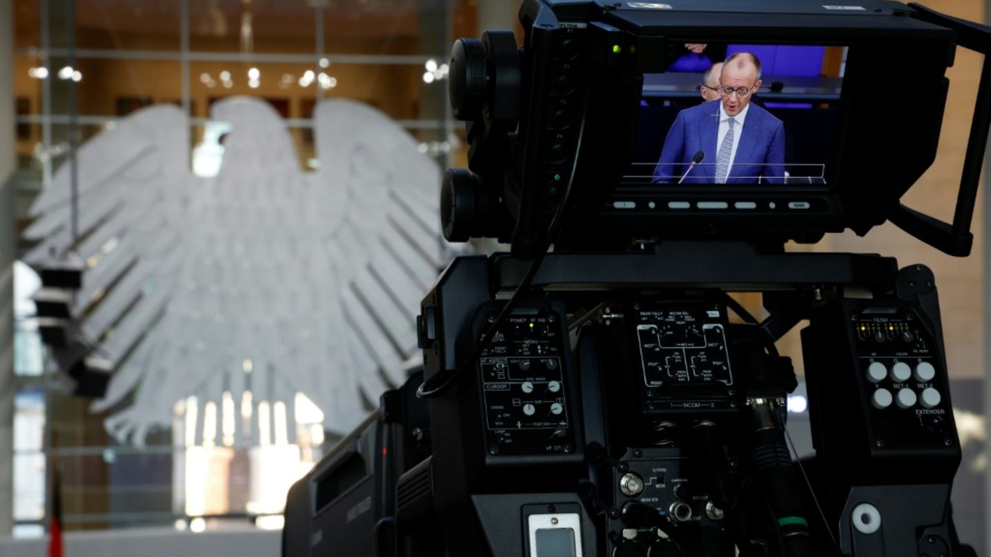 Merz bei Fragestunde im Bundestag