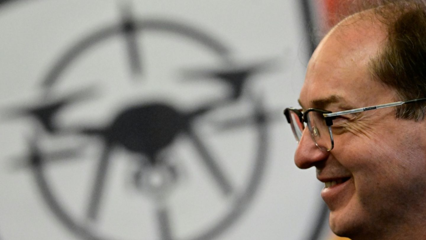 Dobrindt bei Drohnenabwehr