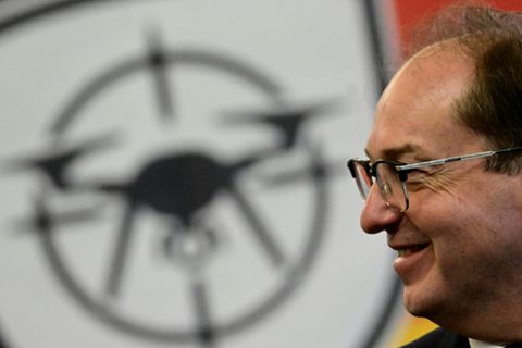 Dobrindt bei Drohnenabwehr