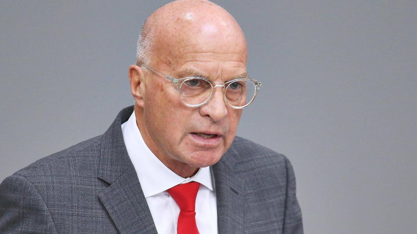 Der AfD-Verteidigungsexperte Rüdiger Lucassen im Bundestag