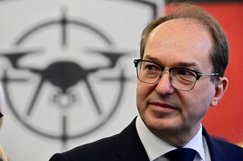 Innenminister Dobrindt dankt der Bundespolizei, die beim Aufbau des neuen Drohnenabwehrzentrums eine wichtige Rolle spielt. Foto