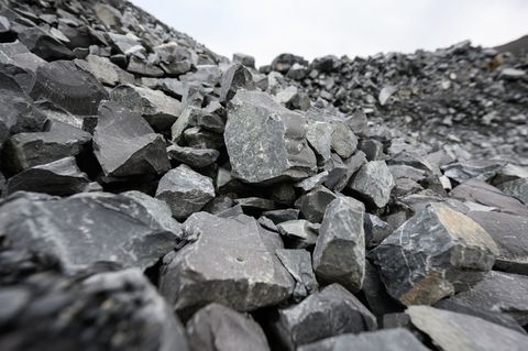 Plötzlich lösten sich die massiven Felsbrocken. (Symbolbild) Foto: Robert Michael/dpa