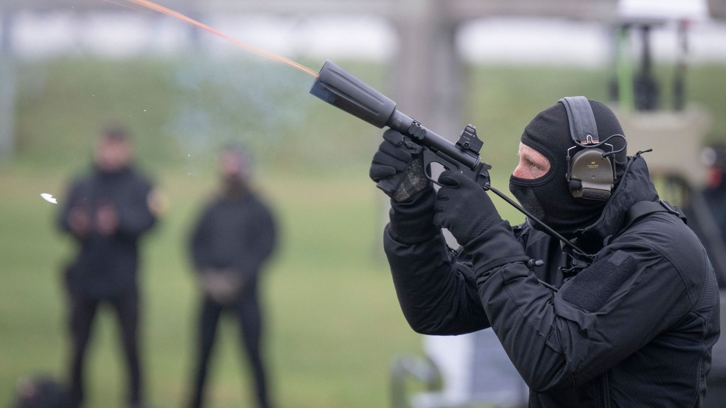 Netzkanonen gehören zur Technik, mit der Drohnen abgewehrt werden können. Foto: Boris Roessler/dpa