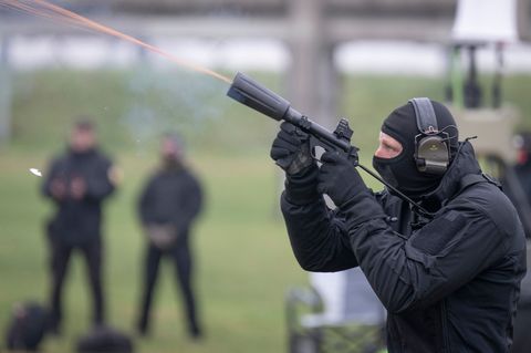 Netzkanonen gehören zur Technik, mit der Drohnen abgewehrt werden können. Foto: Boris Roessler/dpa