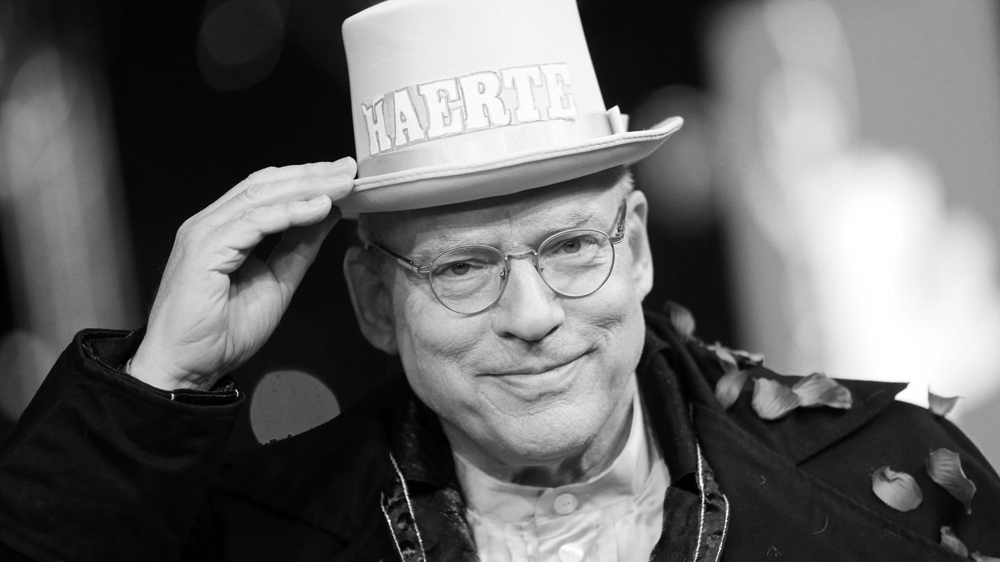 Regisseur Rosa von Praunheim ist tot. (Archivbild) Foto: Michael Kappeler/dpa