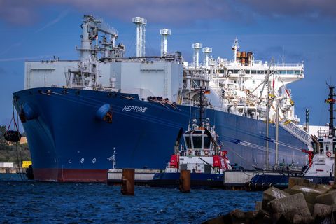 Auf dem Spezialschiff in Mukran wird tiefgekühltes Flüssigerdgas angelandet, erwärmt und so wieder regasifiziert. Foto: Jens Büt