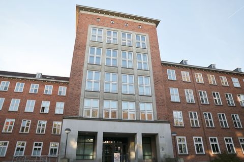 Zwei junge Männer müssen wegen eines brutalen Angriffs auf einen 13-Jährigen in Haft. (Symbolbild) Foto: Christian Charisius/dpa