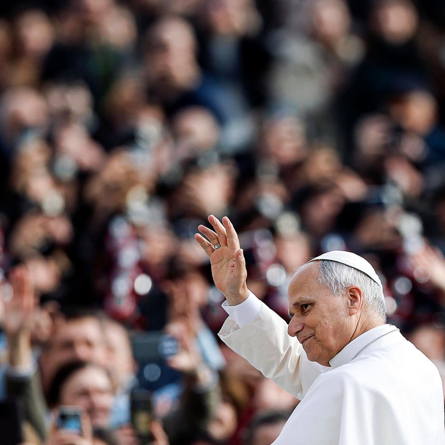 Vatikanstadt, Italien. Papst Leo XIV. ist seit Anfang Mai im Amt. Er füllte seine Rolle bisher eher geräuschlos aus. Zu seinen Standardaufgaben gehört die wöchentliche Generalaudienz auf dem Petersplatz, wo auch der ein oder andere Schnappschuss entsteht
