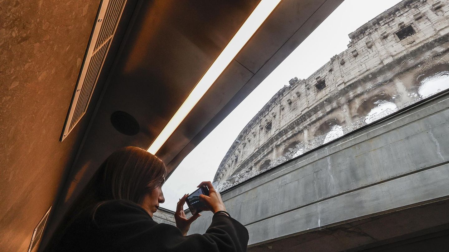 Rom, Italien. Eine U-Bahn-Station in Rom zu bauen, ist anders. Immer wieder gibt es Unterbrechungen, weil archäologische Funde gemacht werden. Die Fertigstellung von den zwei heute eröffneten Stationen dauerte deshalb 13 Jahre. Ein Einstieg dort lohnt sich aber: Die antiken Fundstücke werden zwischen den Gleisen ausgestellt