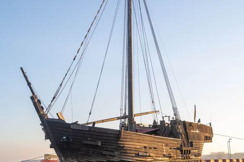 Im Trockenen: Poeler Kogge "Wissemara" steht auf dem Schiffslift im maritimen Gewerbepark Volkswerft. Foto: Stefan Sauer/dpa