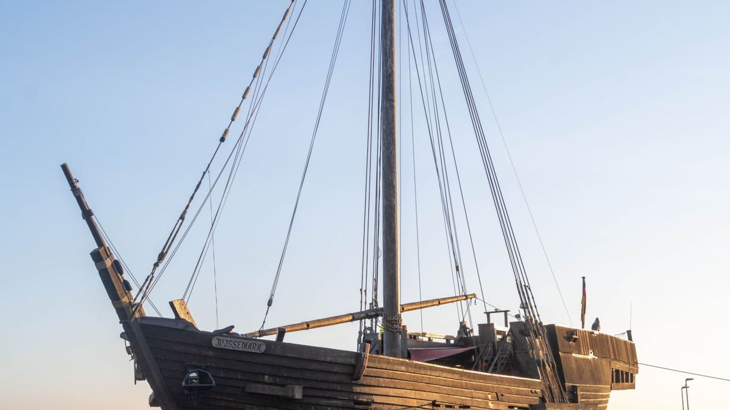 Im Trockenen: Poeler Kogge "Wissemara" steht auf dem Schiffslift im maritimen Gewerbepark Volkswerft. Foto: Stefan Sauer/dpa
