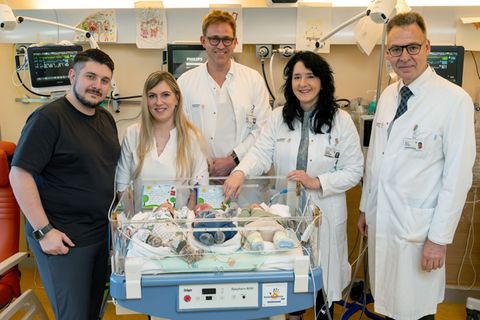 Nach der Drillingsgeburt ist die Familie aus Dippoldiswalde nun zu siebt. Foto: Kirsten Lassig/UKD/dpa