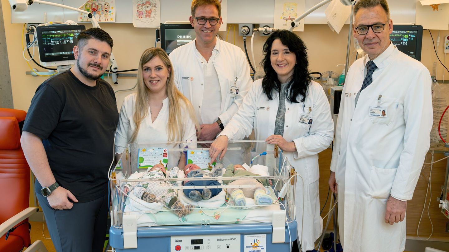 Nach der Drillingsgeburt ist die Familie aus Dippoldiswalde nun zu siebt. Foto: Kirsten Lassig/UKD/dpa