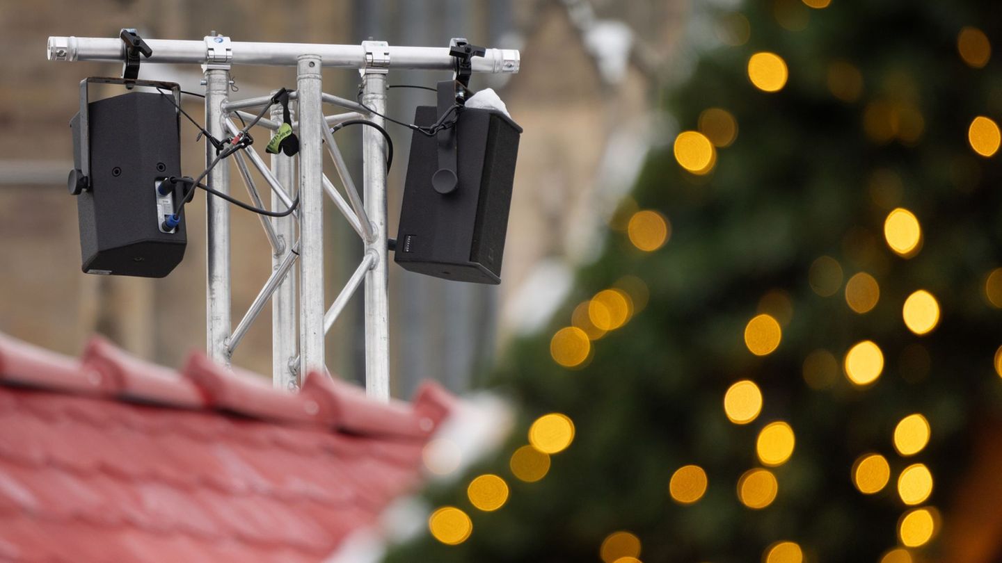 Der Staatsschutz ermittelt wegen rechtsradikaler Musik auf einem Weihnachtsmarkt. (Archivbild) Foto: Michael Reichel/dpa