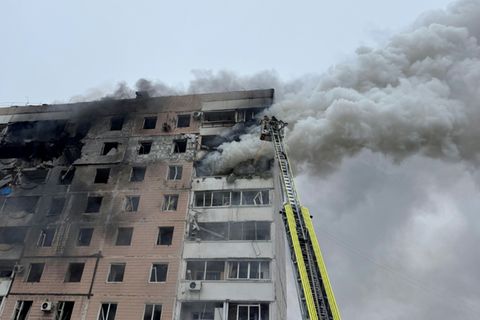 Löscharbeiten nach einem Angriff in Saporischschja