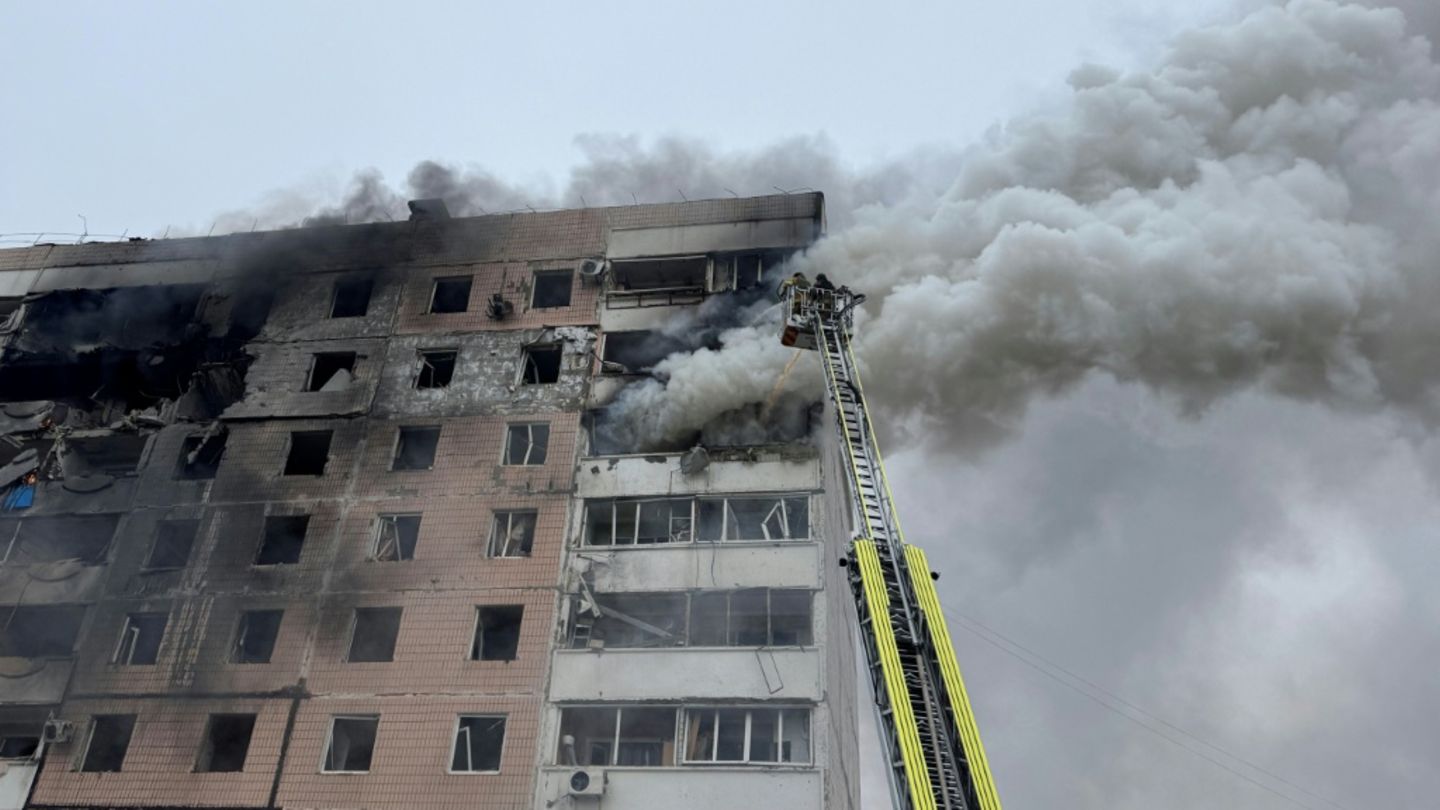 Löscharbeiten nach einem Angriff in Saporischschja