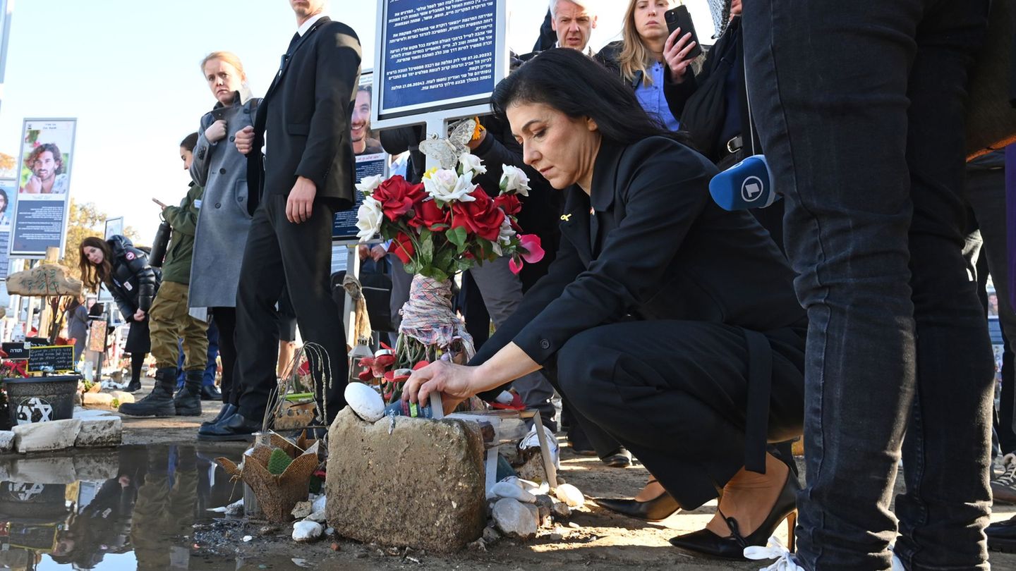 Bewegender Termin zum Abschluss der Reise. Foto: Elisa Schu/dpa