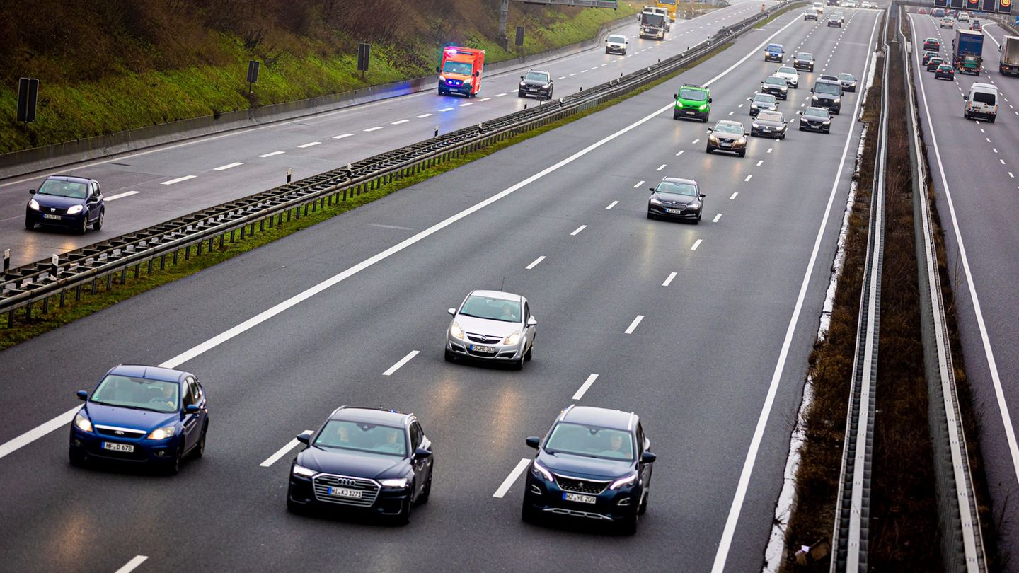 Wer in den Weihnachtsferien mit dem Auto unterwegs ist, sollte seine Fahrtzeiten gut planen. (Archivbild) Foto: Moritz Frankenbe
