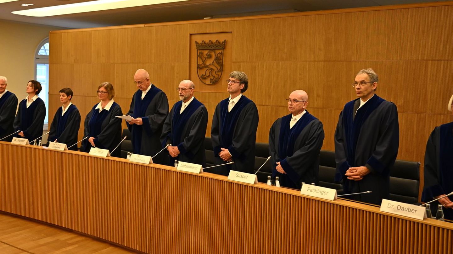 Elf Richterinnen und Richter hat Hessens Staatsgerichtshof, der sich nun mit der Wahlrechtsreform im Land beschäftigt. (Archivbi