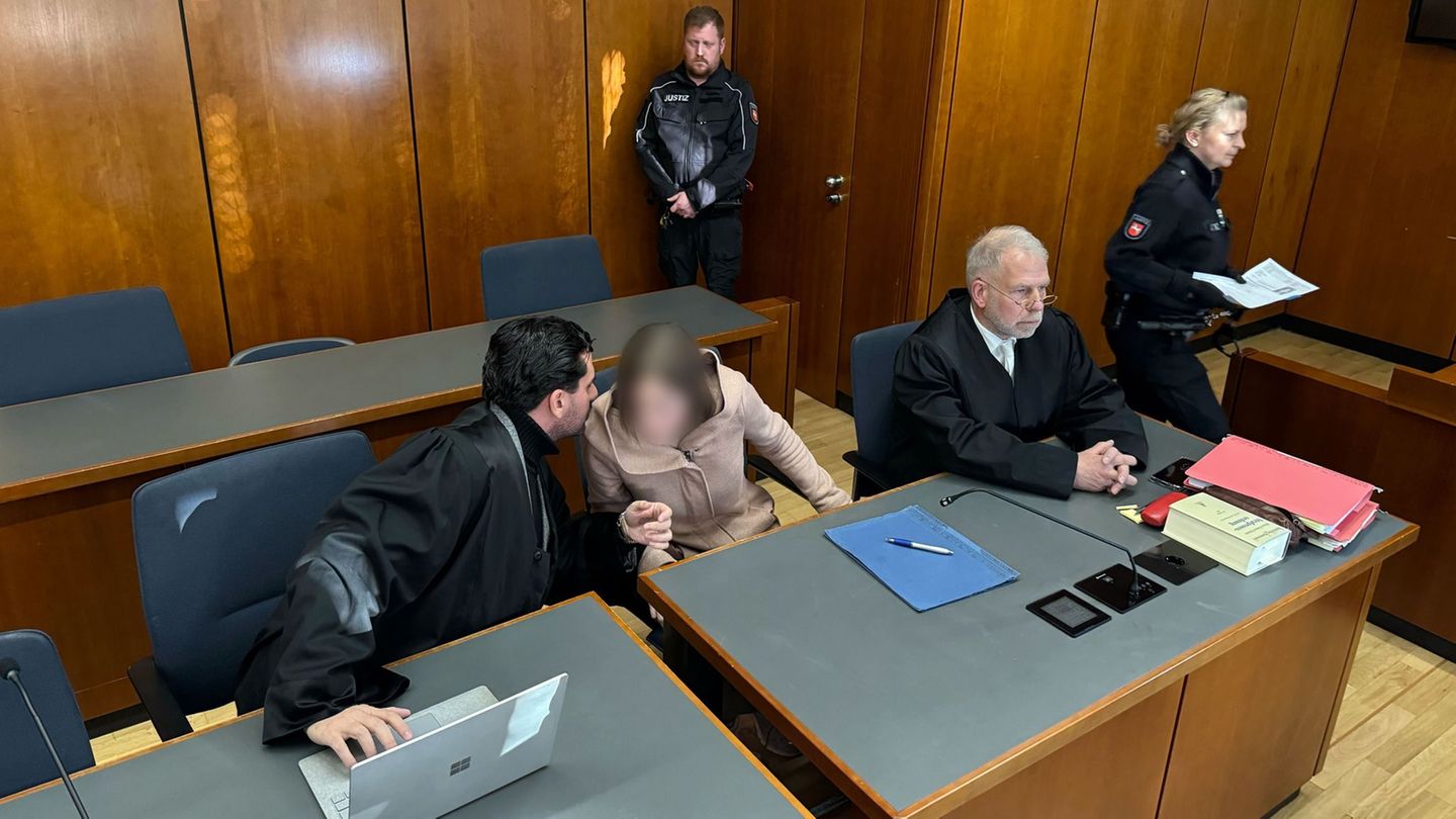 Die Angeklagte spricht mit ihrem Anwalt. Foto: Maurice Dirker/dpa