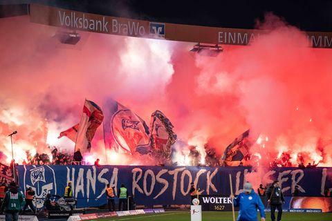 Pyrotechnik im Fanblock von Hansa Rostock führt mal wieder zu einer satten Geldstrafe. (Archivbild) Foto: Swen Pförtner/dpa
