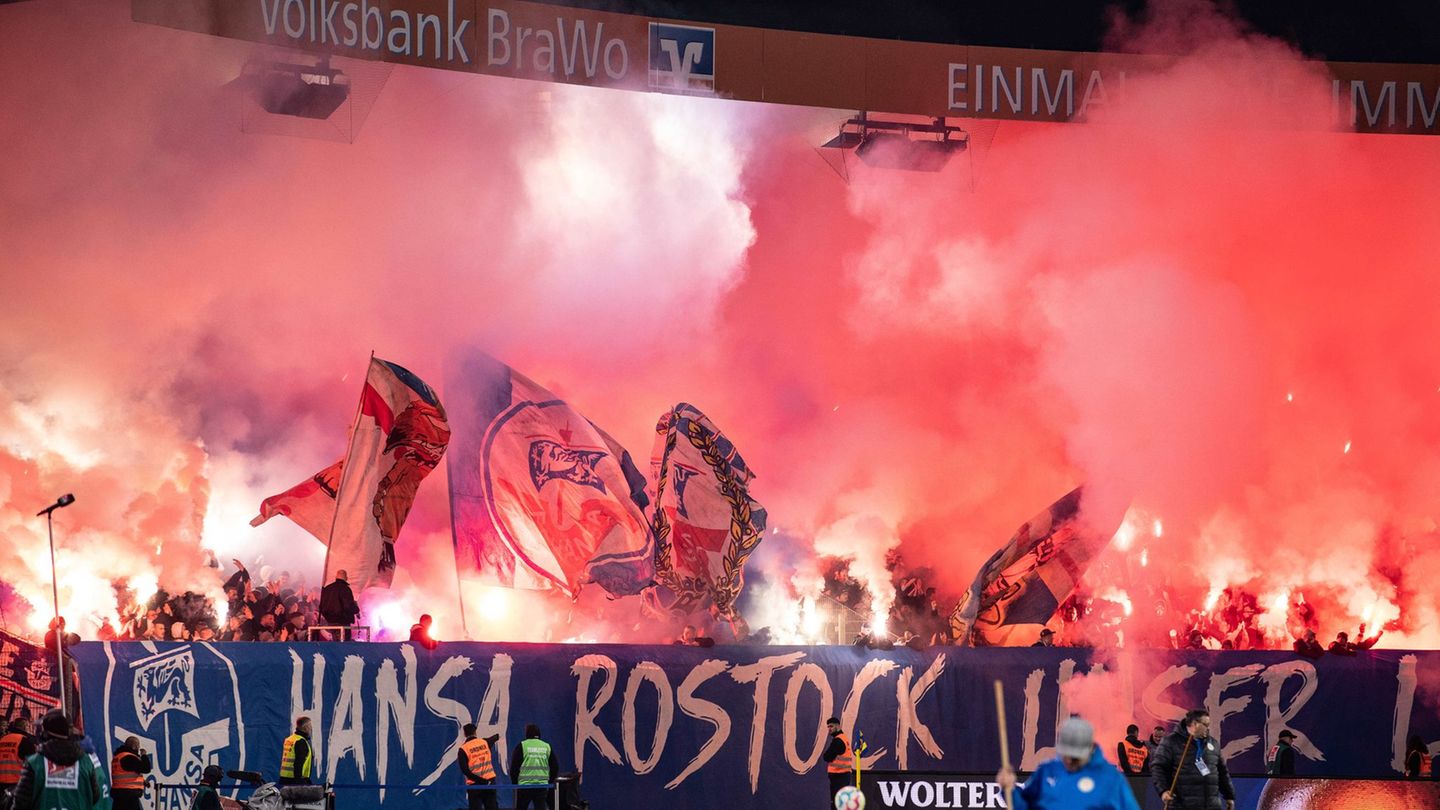 Pyrotechnik im Fanblock von Hansa Rostock führt mal wieder zu einer satten Geldstrafe. (Archivbild) Foto: Swen Pförtner/dpa