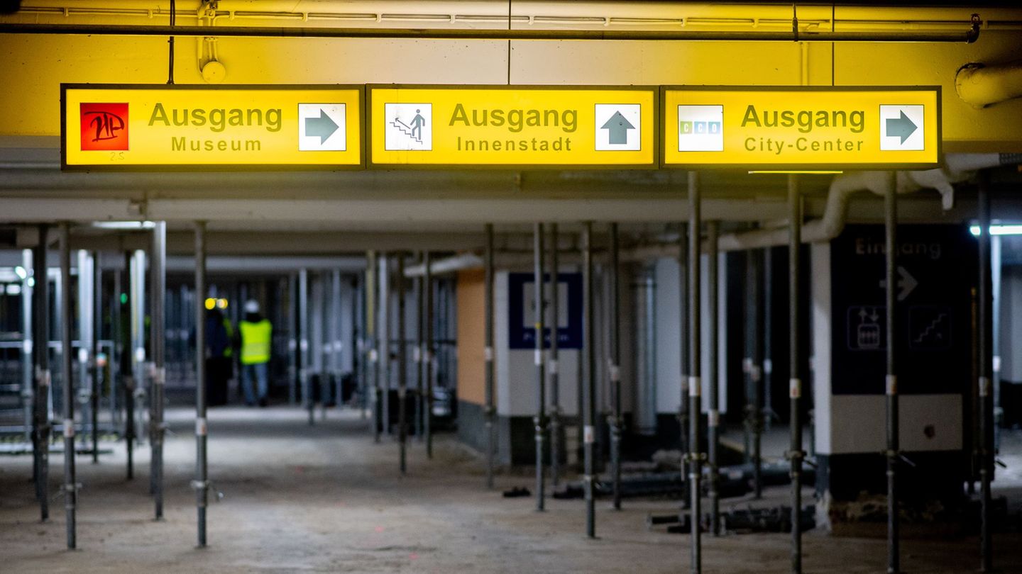 Die einsturzgefährdete Tiefgarage mitten in Oldenburg wird mit Tausenden Stützen stabilisiert. Foto: Hauke-Christian Dittrich/dp