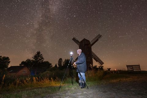Für Astrofotografen wie Helmut Schnieder ist die Altmark ein besonders gut geeigneter Ort. (Archivbild) Foto: Simon Kremer/dpa
