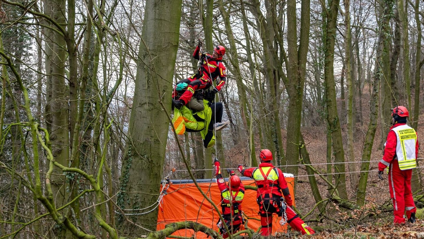Mit einem Gleitschirm abstürzen und nur eine Platzwunde davontragen: Glück im Unglück hatte ein Paraglider-Pilot im Wiehengebirg