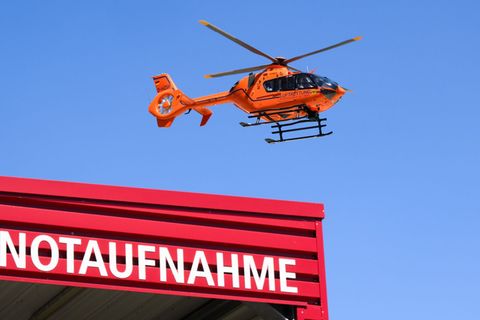 Nach einem Unfall mit einem Toten und drei Schwerverletzen in Berne waren viele Rettungskräfte und ein Hubschrauber im Einsatz.