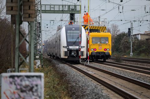 Ein RRX musste wegen eines Oberleitungsschadens evakuiert und die Strecke gesperrt werden. Foto: Christoph Reichwein/dpa