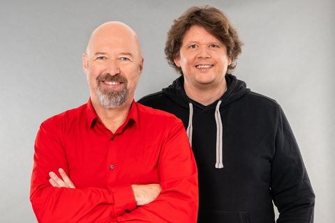 Die Satirekollegen Werner Doyé (rechts) und Andreas Wiemers blicken auf das Jahr zurück.