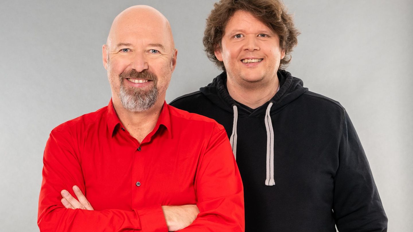 Die Satirekollegen Werner Doyé (rechts) und Andreas Wiemers blicken auf das Jahr zurück.