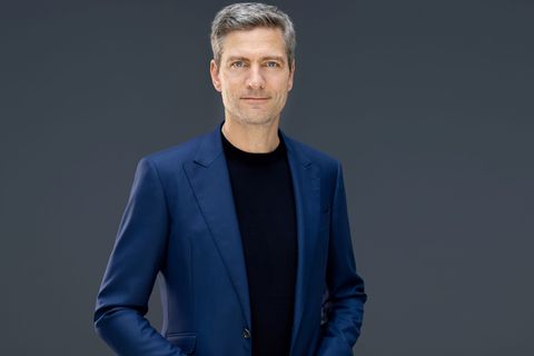 Nachrichtenmann Ingo Zamperoni hat viele Eindrücke des Jahres 2025 in seinem Beruf sammeln können und müssen. Was hat ihn besonders bewegt? Zamperoni ist einer von drei prominenten Chronisten der letzten zwölf Monate, die in der Doku "ARD-Jahresrückblick 2025" das Geschehen kommentieren.