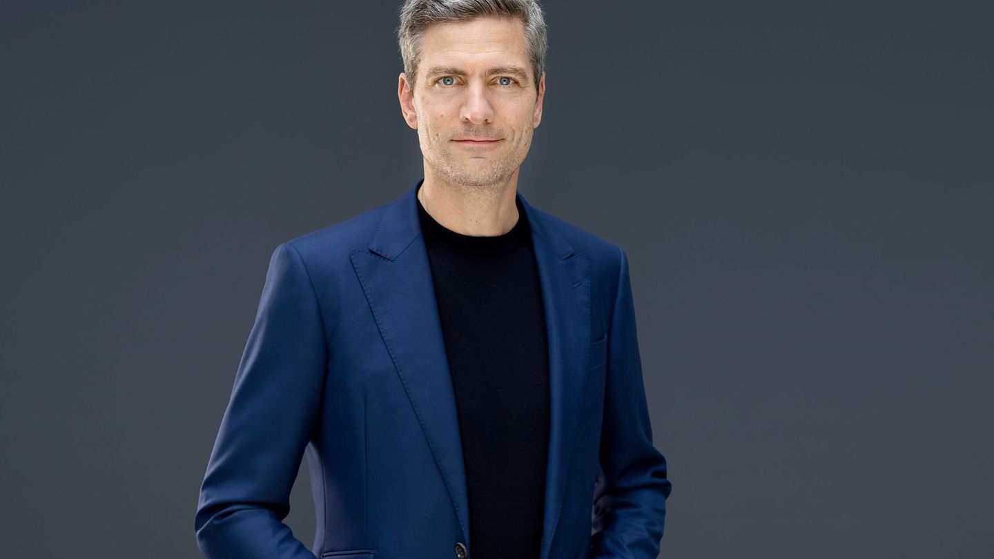 Nachrichtenmann Ingo Zamperoni hat viele Eindrücke des Jahres 2025 in seinem Beruf sammeln können und müssen. Was hat ihn besonders bewegt? Zamperoni ist einer von drei prominenten Chronisten der letzten zwölf Monate, die in der Doku "ARD-Jahresrückblick 2025" das Geschehen kommentieren.